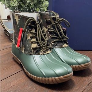 NWT Women's CAMO Water-Resistant Duck Boots 8